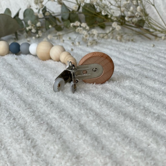 ✨HP✨Neutral Silicone and Wood Bead Pacifier/Teether Clip - Picture 4 of 6